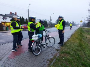 policjanci rozdają odblaski.