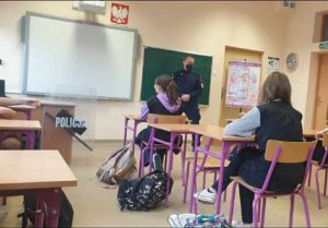 policjant na pogadance w szkole.