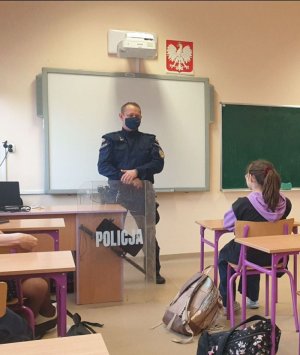 policjant na pogadance w szkole.