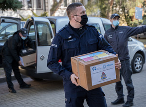 służby mundurowe z Łowicza przekazują dary do punktu zbiórki.