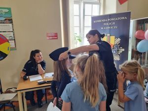 policjanci podczas akcji Żywa Biblioteka wraz z dziećmi.