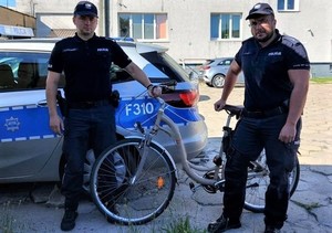 umundurowani policjanci z odzyskanym rowerem.