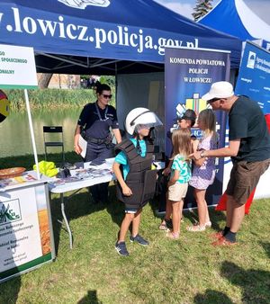 policjanci na pikniku.