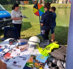 ulotki przy stoisku policjantów na pikniku.