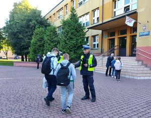 policjanci rozdają odblaski