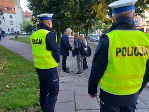 policjanci rozdają odblaski