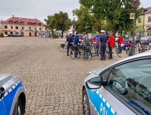 policjanci na spotkaniu z cyklistami.