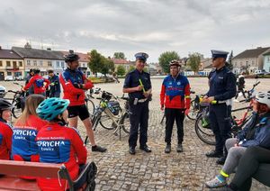 policjanci na spotkaniu z cyklistami.