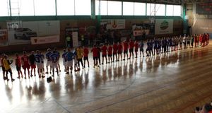rozgrywany mecz Turnieju Halowej Piłki Nożnej Służb Mundurowych o Puchar Komendanta Powiatowego Policji w Łowiczu.