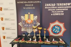puchary za udział wTurnieju Halowej Piłki Nożnej Służb Mundurowych o Puchar Komendanta Powiatowego Policji w Łowiczu.