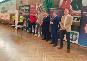 rozpoczęcie turnieju - zaproszeni goście na Turniej Halowej Piłki Nożnej Służb Mundurowych o Puchar Komendanta Powiatowego Policji w Łowiczu.