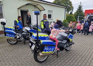 przedszkolaki oglądają motocykle służbowe.