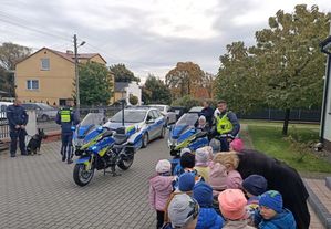 dzieci oglądają policyjne motocykle.