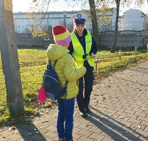 policjanci z ruchu drogowego rozdają odblaski.