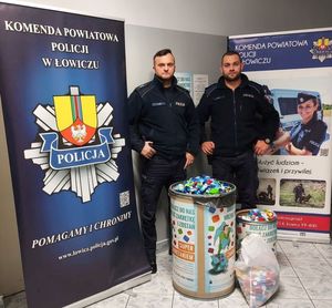 Policjanci i pracownicy cywilni w akcji charytatywnej dla łódzkiego hospicjum dla dzieci.