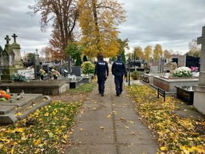 patrol dzielnicowych na cmentarzu.