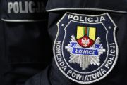 emblemat łowickiej policji z napisem Komenda Powiatowa Policji w Łowiczu.