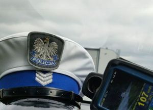 czapka policjanta ruchu drogowego oraz urządzenie do pomiaru prędkości.