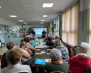 policjanci na spotkaniu z seniorami.