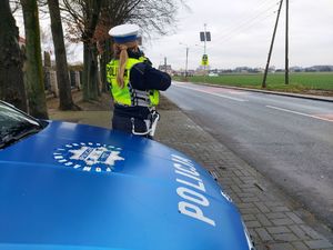 policjantka ruchu drogowego kontroluje prędkość pojazdów.