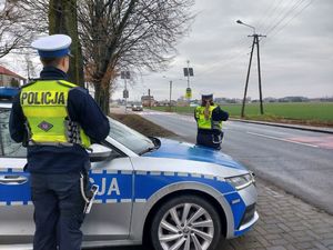 policjanci z ruchu drogowego kontrolują prędkość.