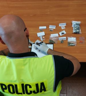 policjant wykonuje oględziny narkotyków.