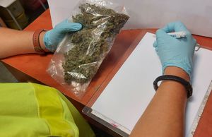 policjant zabezpiecza narkotyki.