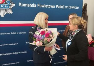 wręczenie kwiatów Pani Komendant.