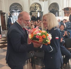 starosta wręcza kwiaty Pani Komendant.