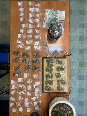 rozłożone na stole narkotyki w torebeczkach foliowych.