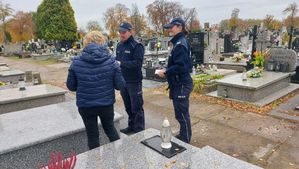 dzielnicowi rozdają ulotki.