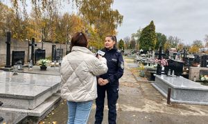 rzecznik udziela informacji dziennikarce.