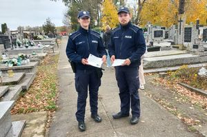 dzielnicowi z ulotkami.