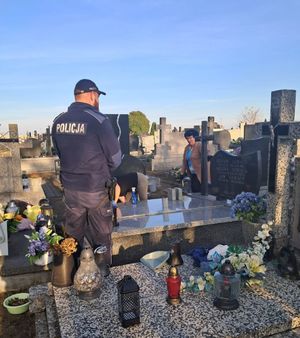 dzielnicowy na cmentarzu przestrzega seniorów.