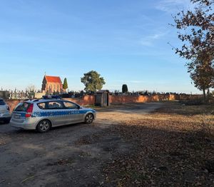radiowóz przy cmentarzu.