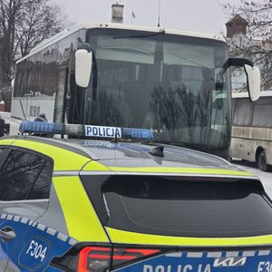 policjant kontroluje autokar.