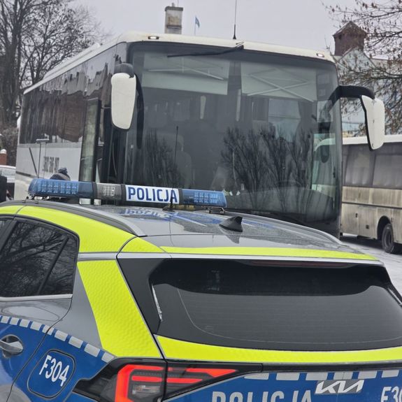 policjant kontroluje autokar.