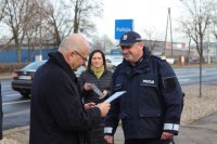 zdjęcie przedstawiające Komendanta Powiatowego Policji w Wieluniu składającego podziękowania Staroście Wieluńskiemu