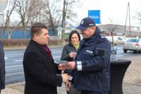 zdjęcie przedstawiające Komendanta Powiatowego Policji w Wieluniu wręczającego podziękowania Burmistrzowi Wielunia