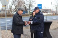 zdjęcie przedstawiające Komendanta Powiatowego Policji w Wieluniu wręczającego podziękowania Wójtowi Gminy Czarnożyły