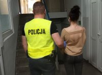 policjant prowadzi zatrzymaną
