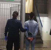 policjantka prowadzi zatrzymaną po korytarzu komendy polici