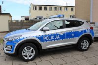 radiowóz oznakowany  hyundai tucson stoi zaparkowany jest przed budynkiem wieluńskiej komendy Policji