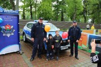 policjanci wraz z dziećmi na pikniku z okazji Dnia Dziecka