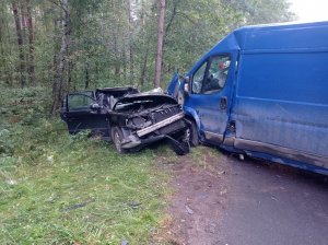 uszkodzone  samochody fiat ducato i volkswagen passat które się  zderzyły