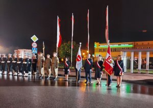 uroczystości obchodów wybuchu II Wojny Światowej w Wieluniu na placu Legionów stoją sztandary oraz pododdziały wojska