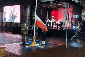 uroczystości obchodów wybuchu II Wojny Światowej w Wieluniu na placu Legionów. Na scenie występują aktorzy.