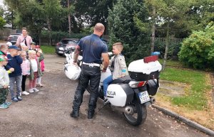 policjant prezentuje motocykl policyjny