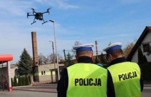 umundurowani policjanci obsługują drona