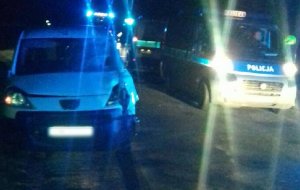 radiowóz policyjny oraz pojazd uczestniczący w wypadku stoją na poboczu